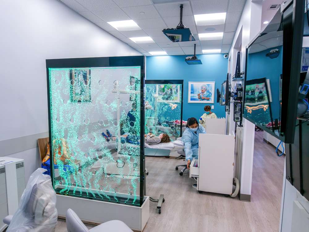 Open-bay treatment area with multiple chairs